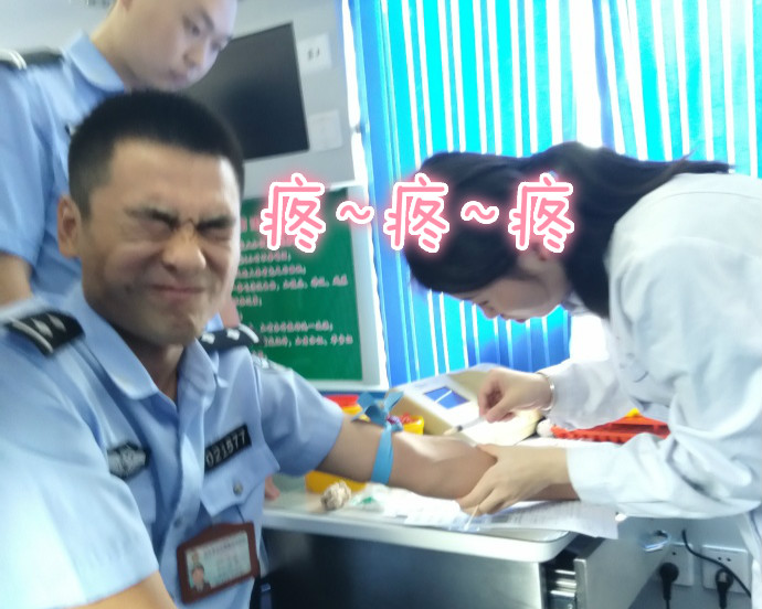 疼skr人！警察在移動獻血車上的表情包亮了