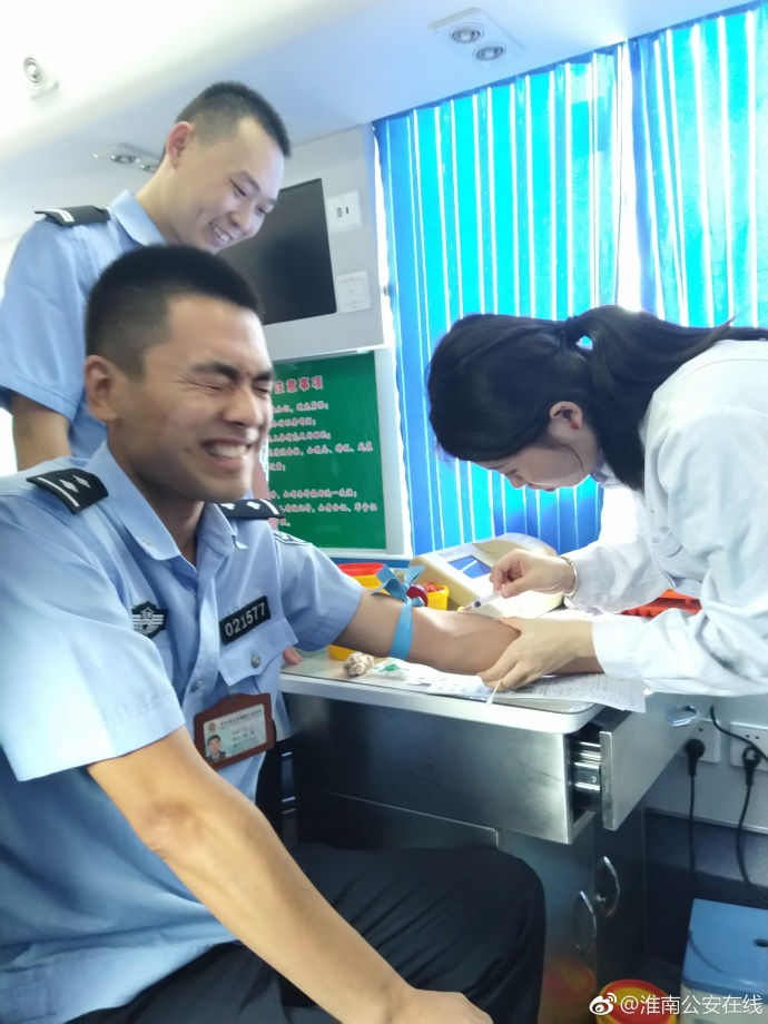 疼skr人！警察在移動獻血車上的表情包亮了