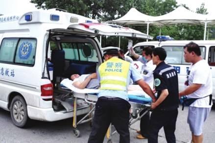 命懸一線牽動人心，救護車臨危不亂治病救人_